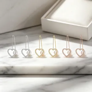 Herzohrringe aus Edelstahl mit Strass und weißen Perlen in drei Farben erhältlich