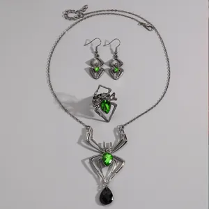 Parure de bijoux araignée gothique avec cristaux verts, collier boucles et bague.