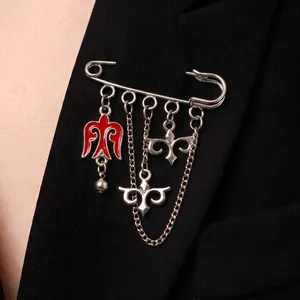 Broche estilo kazajo de plata con esmalte rojo y detalles de cadenas finas..