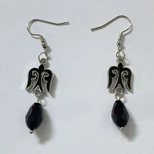 Pendientes colgantes estilo kazajo con patrón de pájaro negro y cuenta facetada.