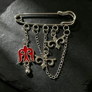 Detalle de un broche de imperdible de estilo étnico kazajo con colgantes de metal