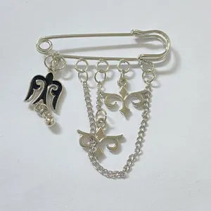 Vista de detalle del broche de plata estilo étnico kazajo con cadenas y colgantes
