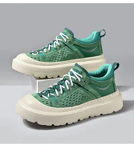 Gedetailleerd zijaanzicht van groene heren outdoor schoenen met dikke plateauzolen