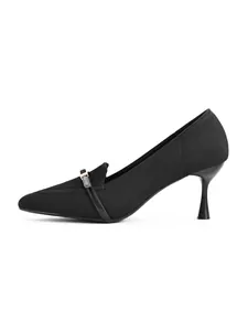 Eleganti décolleté in maglia nera con punta affusolata e dettaglio fibbia in vista laterale