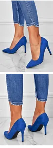 Dettaglio di décolleté stiletto in camoscio blu cobalto con punta affilata.