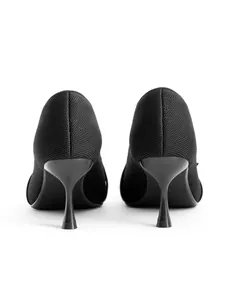 Eleganti tacchi alti in maglia nera con tacco a spillo basso, vista posteriore da sera.