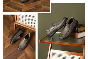 Lifestyle-detail van comfortabele grijze heren business casual leren loafers met zachte zool