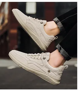 Vue latérale de baskets décontractées en cuir mat couleur sable pour hommes sur un mannequin