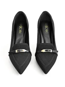 Vista dettagliata delle décolleté in flyknit nero a punta con fibbia dorata