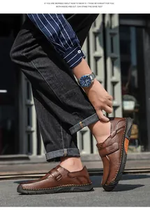 Zijaanzicht van handgestikte bruine leren loafers voor casual gebruik buiten