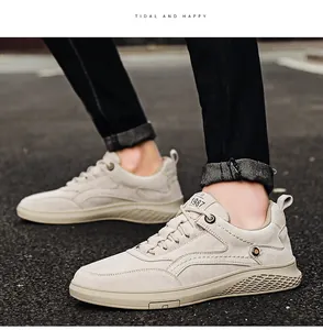 Vue détaillée de baskets décontractées en cuir mat beige pour hommes sur asphalte