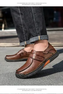 Detailweergave van bruine leren loafers met handgestikte naden en een retro riempje