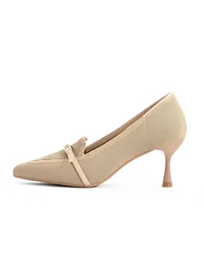 Vista laterale dettagliata di una décolleté beige in maglia traspirante con tacco a punta.