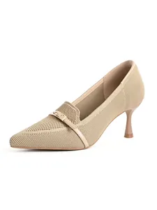 Vista ravvicinata della décolleté beige in flyweave a punta con fibbia in metallo