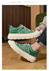 Detailweergave van groene varkenslederen outdoor sneakers met dikke plateauzolen