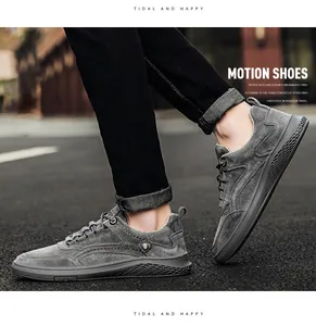 Vue latérale de chaussures de sport décontractées en daim gris pour hommes à semelle.