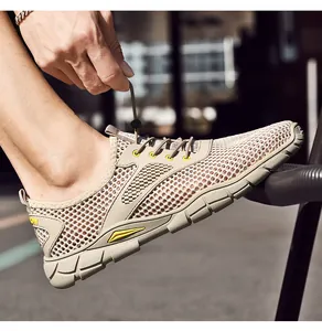 Detailopname van beige ademende mesh waterschoenen voor heren met zachte zolen.