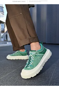 Gedetailleerd overzicht van groene chunky herensneakers met dikke zool en ademend varkensleer