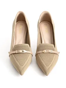 Scarpe col tacco beige a punta in tessuto fly-knit con fibbia in metallo dorato