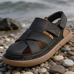 Leren outdoor strandsandalen voor heren met handgestikte details op een strand