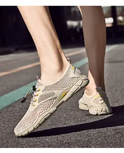 Detail van ademende beige mesh outdoorschoenen voor heren met antislip zachte zolen.