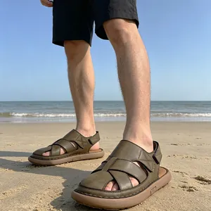 Premium heren outdoor strandsandalen met handgestikte details in een strandopstelling