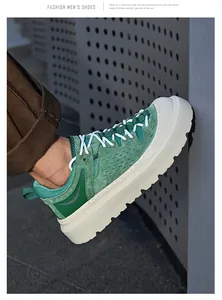 Gedetailleerd zijaanzicht van groene suède outdoor sneakers met dikke witte platformzolen