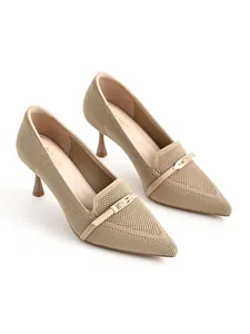 Primo piano di décolleté a punta beige con texture in maglia traspirante e fibbia.