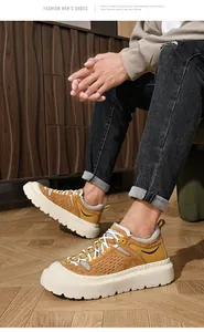 Detailweergave van de bruine leren herenschoenen voor mannen met een dikke witte zool