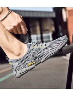 Close-up van grijze ademende mesh outdoorschoenen voor heren