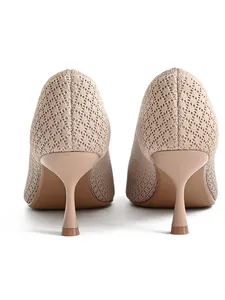 Πίσω όψη λεπτομέρεια μπεζ πλεκτά kitten heels με αναπνεύσιμο υλικό και κομψό τακούνι