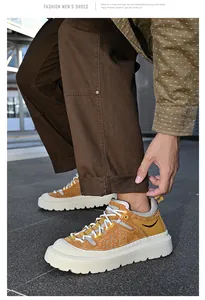 Detail van grove outdoor sneakers voor heren van geel suède met dikke plateauzool