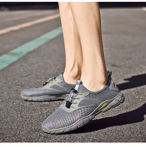 Ademende grijze mesh outdoor waterschoenen voor heren met sneldrogend design en zachte zool.