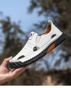 Detailopname van witte heren sandalen van leer met ademend opengewerkt design