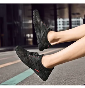Detailopname van ademende zwarte mesh outdoor waterschoenen voor heren op straat
