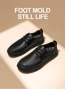 Dettaglio di scarpe in pelle bovina nera cucite a mano con finitura martellata e lacci