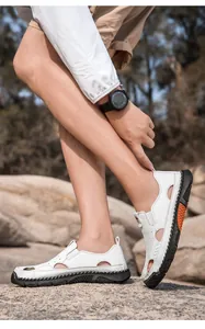 Witte lichtgewicht heren zomersandalen met zachte zool en ademend uitgesneden design