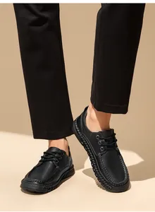 Dettaglio di scarpe casual in pelle bovina fatte a mano per uomini eleganti.