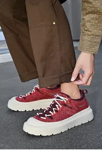 Gedetailleerd overzicht van bordeauxrode heren sneakers van varkensleer met platform