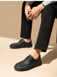 Dettaglio delle scarpe casual da uomo in pelle nera cucite a mano con lacci