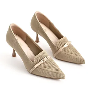 Eleganti scarpe con tacco a punta con tomaia in maglia traspirante e fibbia metallica chic.