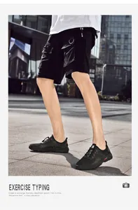 Detailweergave van ademende herenschoenen van mesh gedragen door een model in een stad