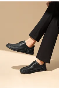 Primo piano di scarpe casual in pelle nera da uomo cucite a mano con lacci