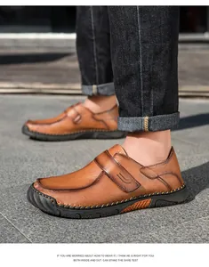 Retro bruine leren herenloafers met handgestikte details voor casual buitengebruik.