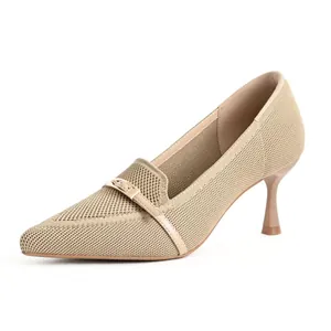 Eleganti scarpe beige a punta con tacco a rocchetto basso in tessuto a maglia traspirante