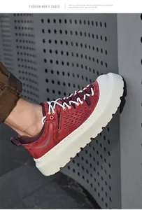 Detailopname van bordeauxrode herensneakers met een stevige dikke plateauzool voor heren