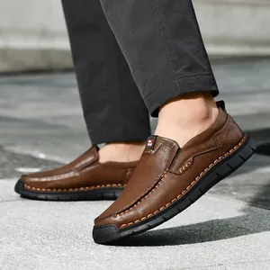 Casual bruine leren instappers voor heren met handgemaakte stiksels en zachte zool
