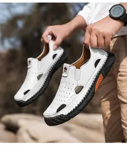Detail van witte ademende herensandalen voor de zomer met een ultralichte zachte zool