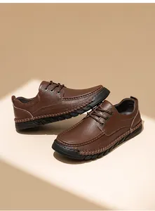 Scarpe casual da uomo in pelle martellata marrone con cuciture artigianali e suola morbida.