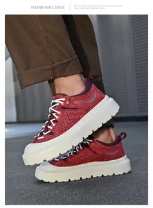 Close-up van rode suède casual heren sneakers met dikke witte zolen